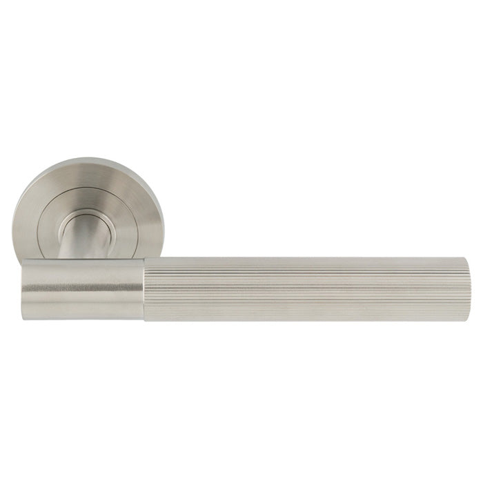 This image shows Eurospec - ARROW LEVER ON SPRUNG SCREW-ON ROUND ROSE - SSS - swl1172sss available from T.H. Wiggans Ironmongery in Kendal.