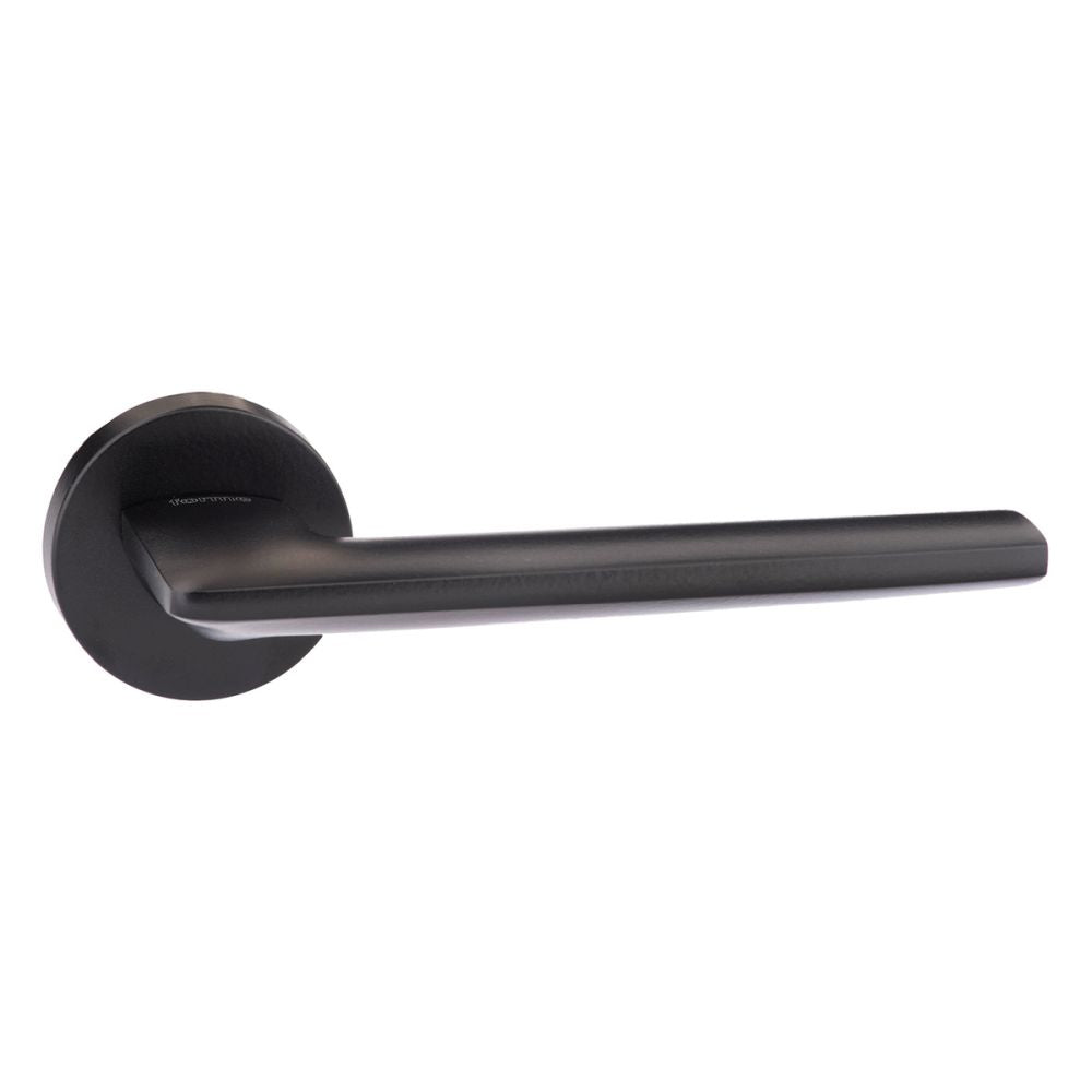 This is an image of Forme Boston Designer Lever on Minimal Round Rose - Matt Black available to order from T.H Wiggans Architectural Ironmongery in Kendal, quick delivery and discounted prices.