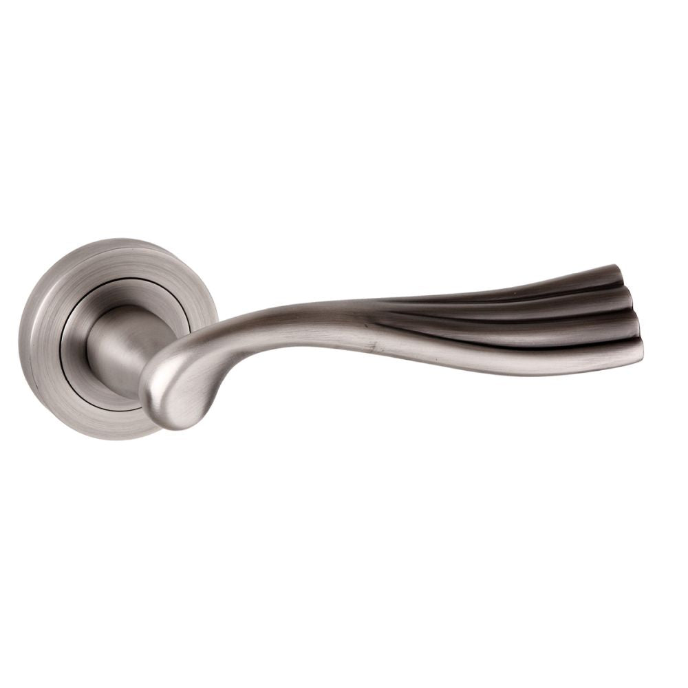 This is an image of Old English Richmond Lever on Round Rose - Matt Gun Metal available to order from T.H Wiggans Architectural Ironmongery in Kendal, quick delivery and discounted prices.