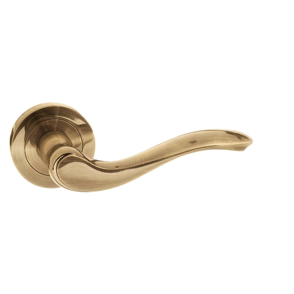 This is an image of Old English Warwick Lever on Round Rose - Antique Brass available to order from T.H Wiggans Architectural Ironmongery in Kendal, quick delivery and discounted prices.