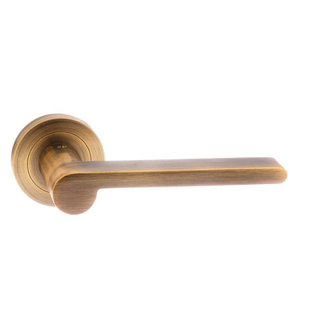 This is an image of Senza Pari Darrio Designer Lever on Round Rose - Weathered Antique Bronze available to order from T.H Wiggans Architectural Ironmongery in Kendal, quick delivery and discounted prices.