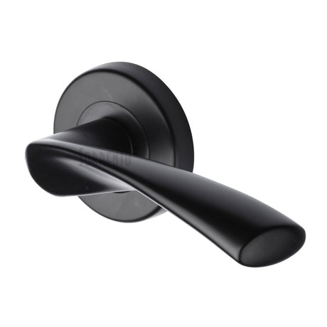 This is an image of a Sorrento - Door Handle Lever Latch on Round Rose Treviso Design Matt Black Finis, sc-2042-blk that is available to order from T.H Wiggans Ironmongery in Kendal.