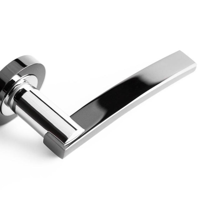 This is an image showing the Frelan - Modena Levers on Round Rose - Polished Chrome/Polished Black Nickel available to order from T.H. Wiggans Ironmongery in Kendal