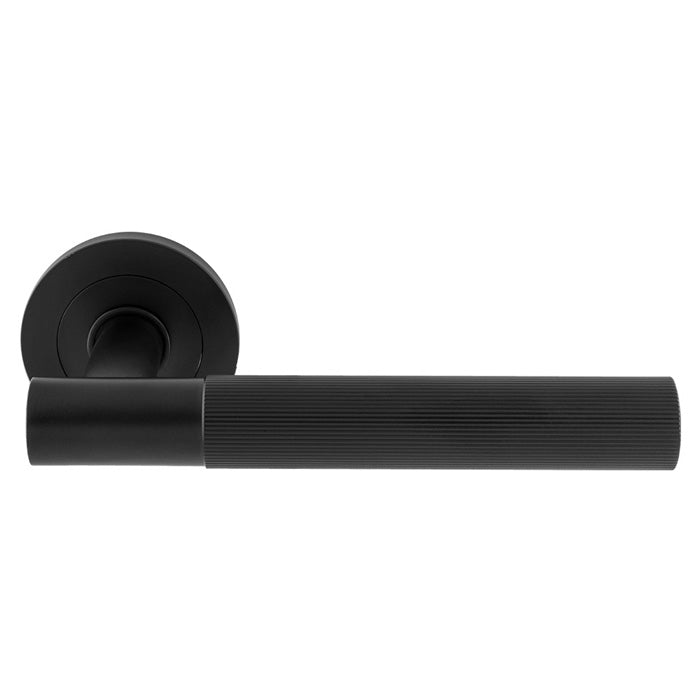 This image shows Eurospec - ARROW LEVER ON SPRUNG SCREW-ON ROUND ROSE - Matt Black - swl1172mb available from T.H. Wiggans Ironmongery in Kendal.