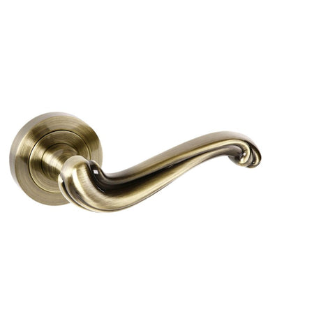 This is an image of Old English Colchester Lever on Round Rose - Antique Brass available to order from T.H Wiggans Architectural Ironmongery in Kendal, quick delivery and discounted prices.