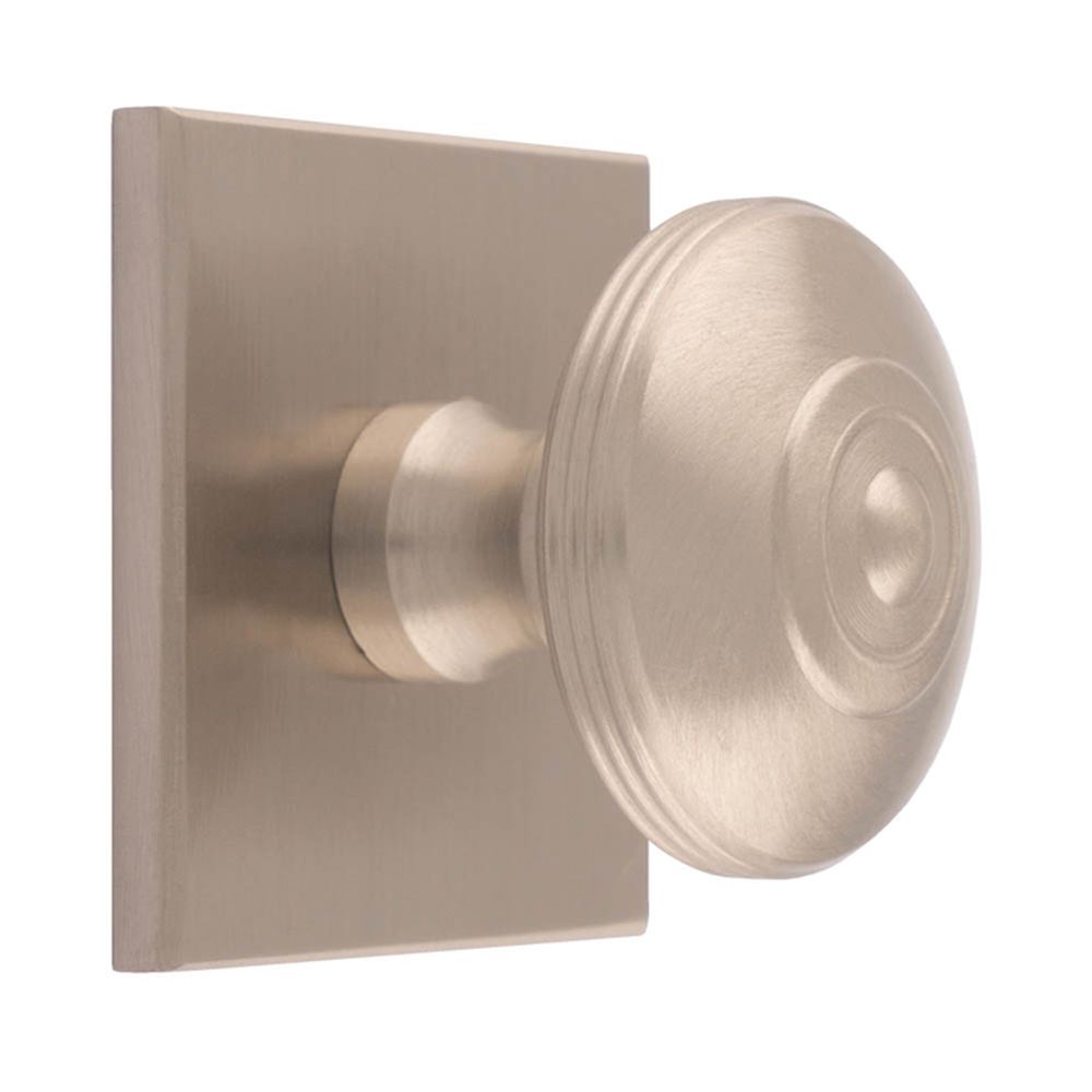 This is an image of a Carlisle Brass - Anderson knob on Backplate that is availble to order from T.H Wiggans Architectural Ironmongery in Kendal in Kendal.