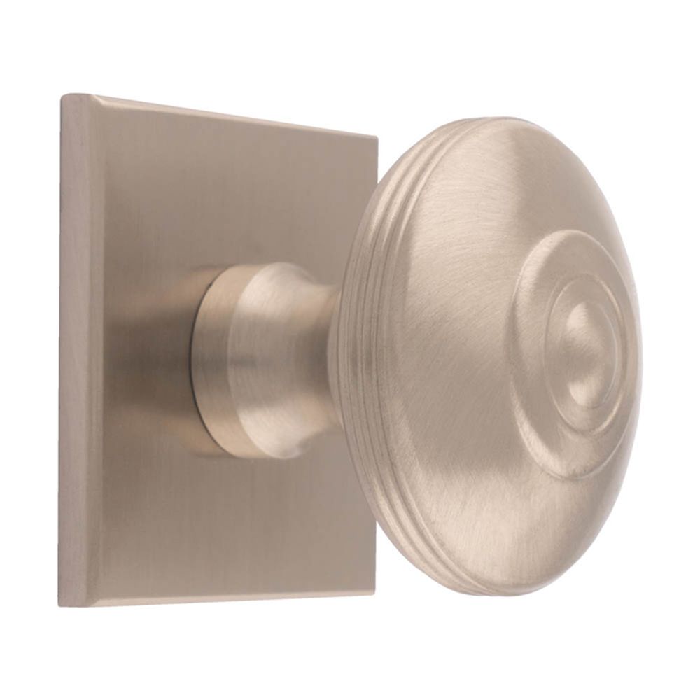 This is an image of a Carlisle Brass - Anderson knob on Backplate that is availble to order from T.H Wiggans Architectural Ironmongery in Kendal in Kendal.