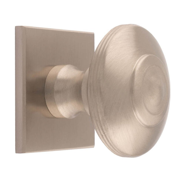 This is an image of a Carlisle Brass - Anderson knob on Backplate that is availble to order from T.H Wiggans Architectural Ironmongery in Kendal in Kendal.