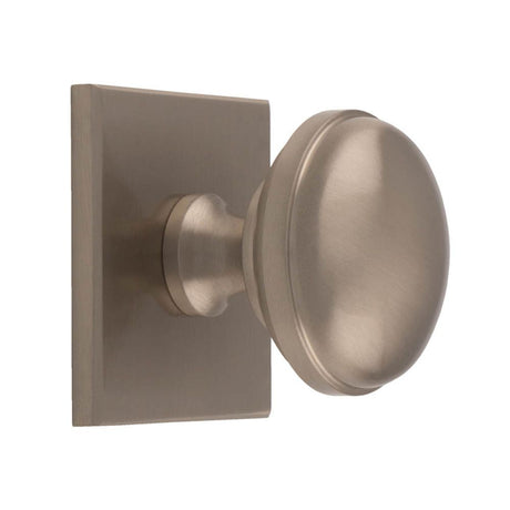 This is an image of a Carlisle Brass - Warwick Cupboard Knob on Backplate that is availble to order from T.H Wiggans Architectural Ironmongery in Kendal in Kendal.